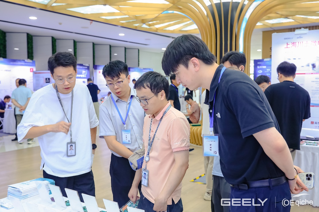 图片包括 人, 室内, 男子, 站AI 天生的内容可能不准确！！！