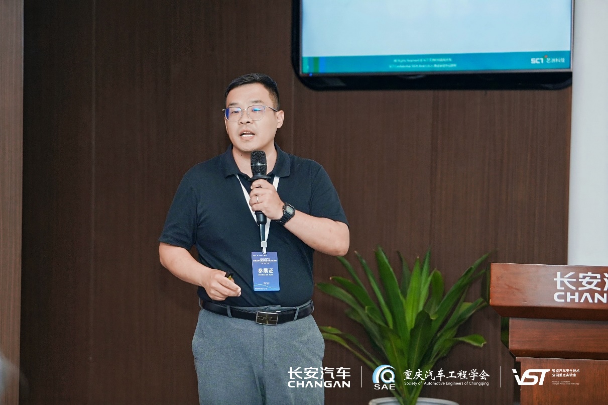 戴帽子的人在电视前AI 天生的内容可能不准确！！！