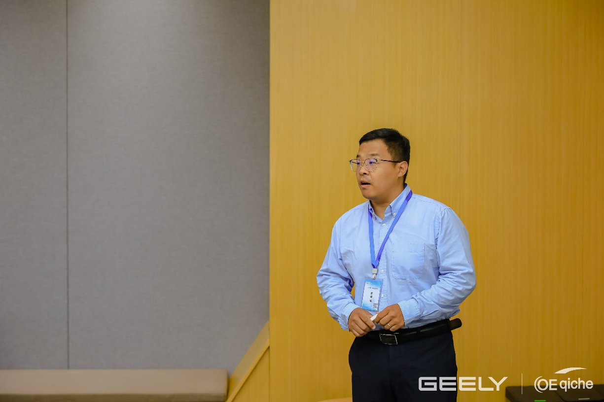 男子站在房间里AI 天生的内容可能不准确！！！